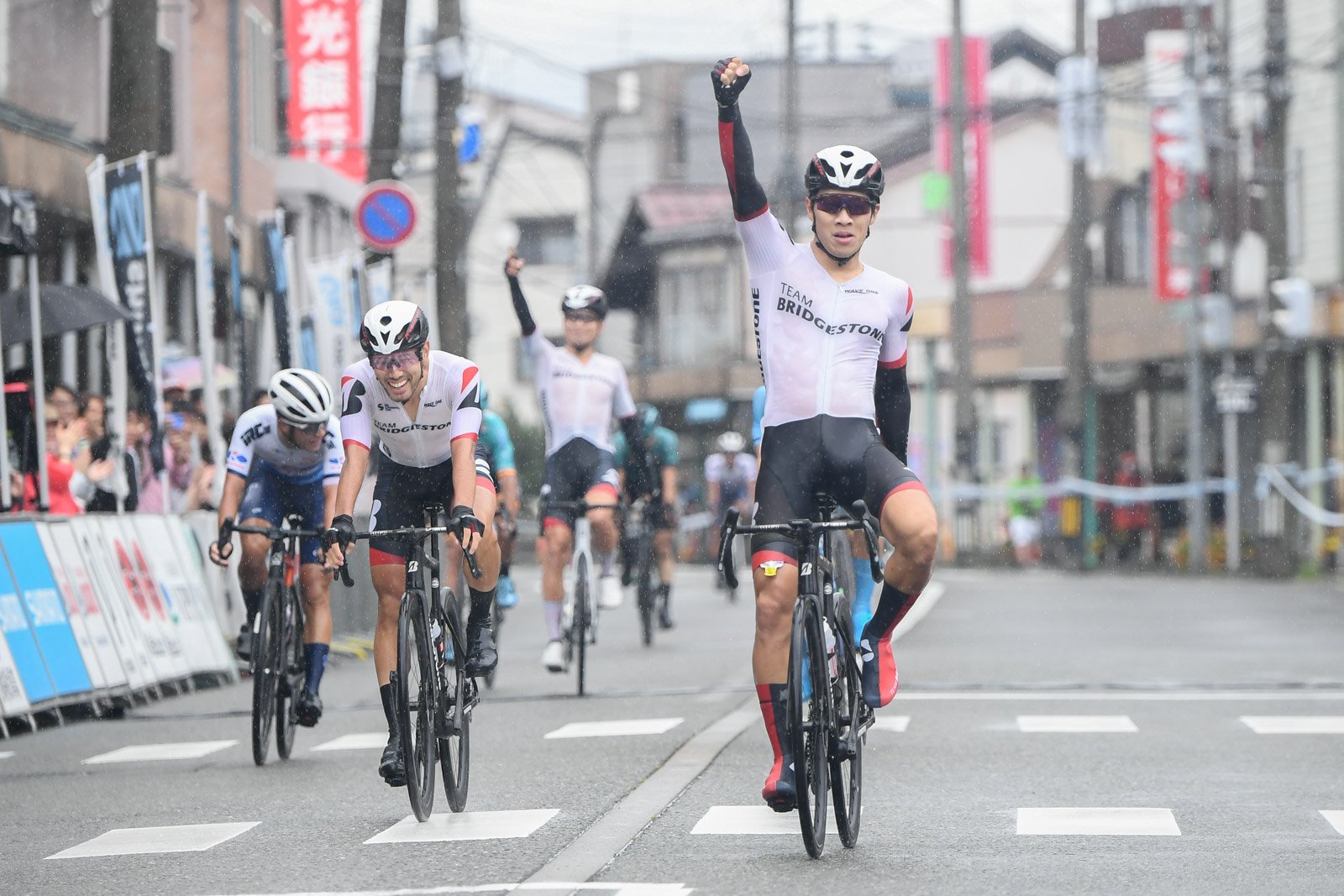 【2024経済産業大臣旗】Jプロツアー２連戦、初日のクリテリウムで松田と山本がワンツー勝利