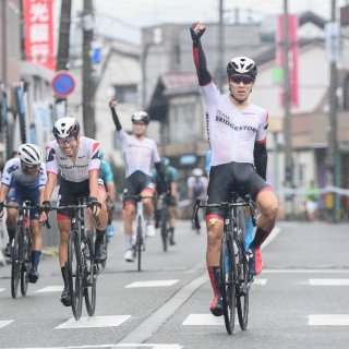 【2024経済産業大臣旗】Jプロツアー２連戦、初日のクリテリウムで松田と山本がワンツー勝利